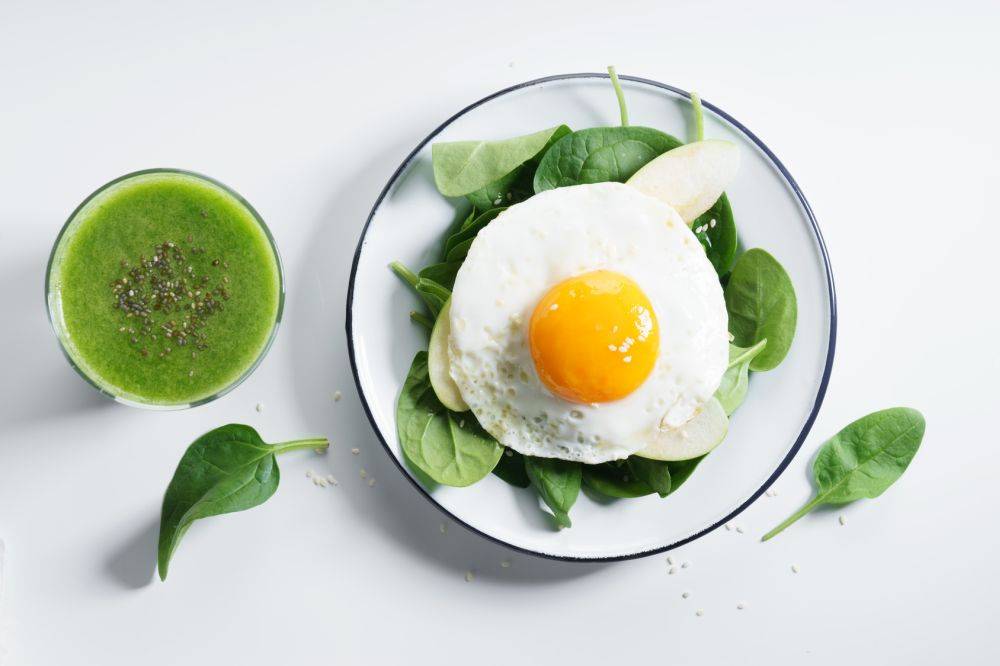 ideal o poranku jajko i zielony koktajl