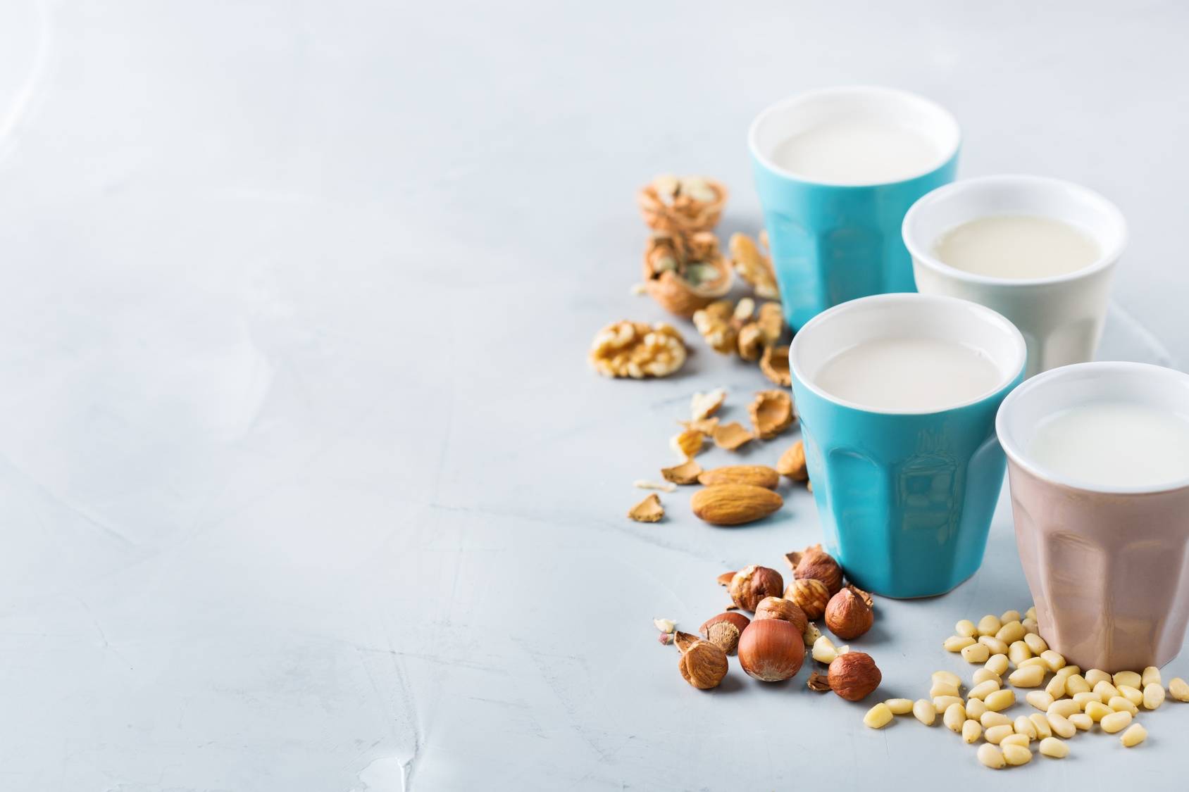 Mleko roślinne z orzechów - mleko wegańskie.