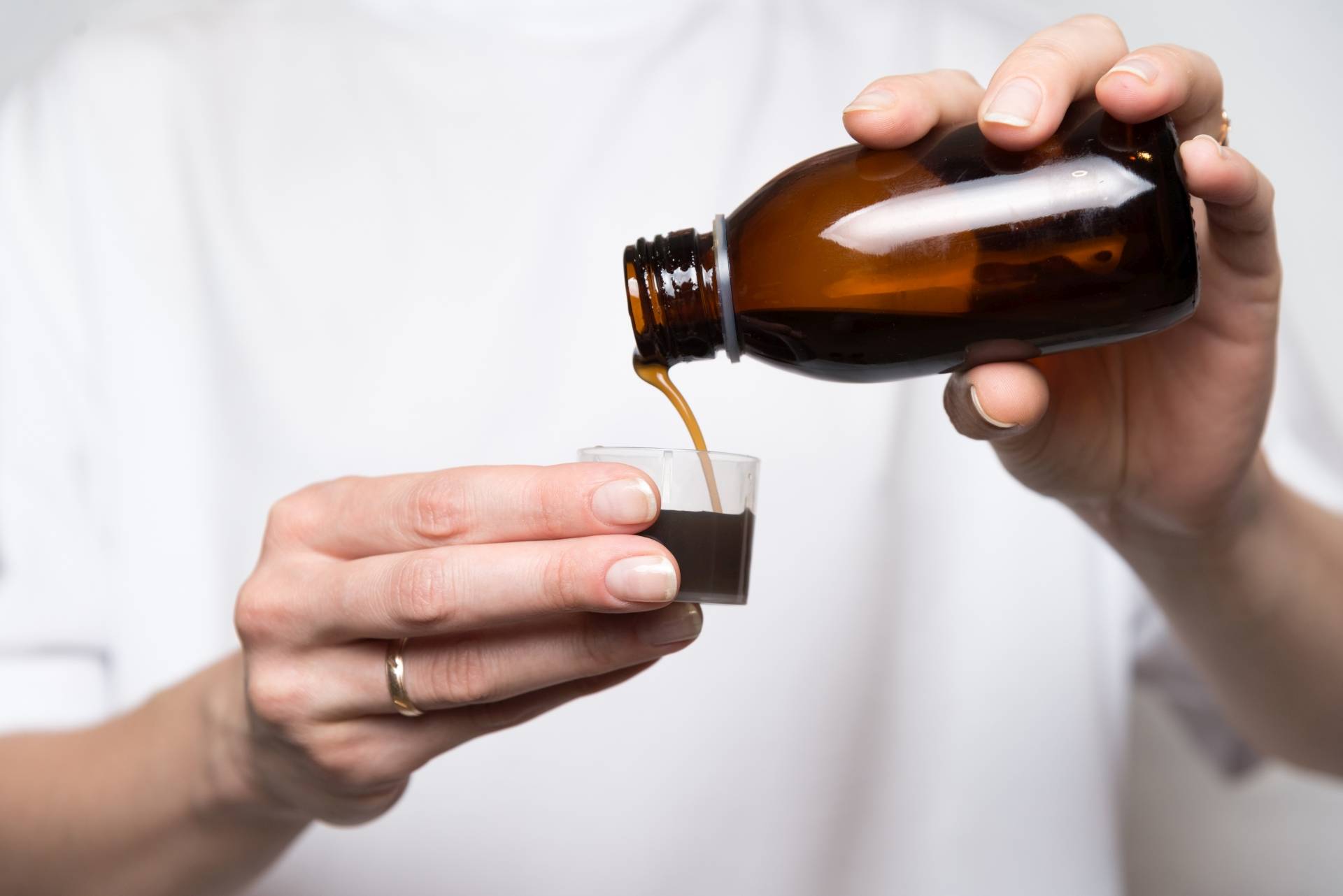 Syrop na kaszel może być szkodliwy.