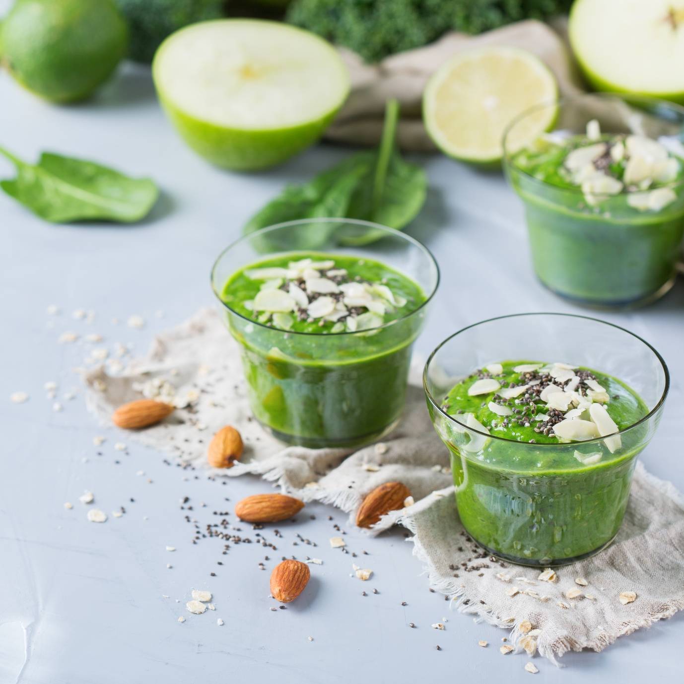 Przepis na sok z turbodoładowaniem z jeżyn, borówek, banana, jarmużu i jogurtu naturalnego.