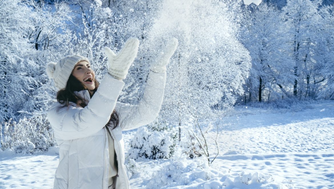 7 rad Agnieszki Maciąg na nowy rok 2022. Agnieszka Maciąg w białej kurtce zimowej i czapce bawi się śniegiem.