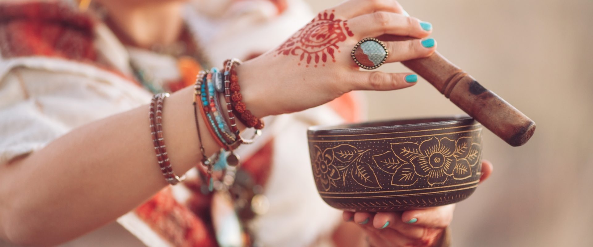 Ajurweda - najstarsza medycyna świata, medycyna holistyczna. Kobieta w tradycyjnym indyjskim stroju przeprowadza rytuał ajurwedy.