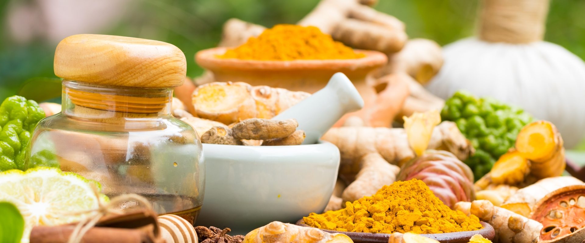 Medycyna ajurwedyjska - na czym polega leczenie? Ajurwedyjskie przyprawy (sproszkowany ostryż długi) na stole.