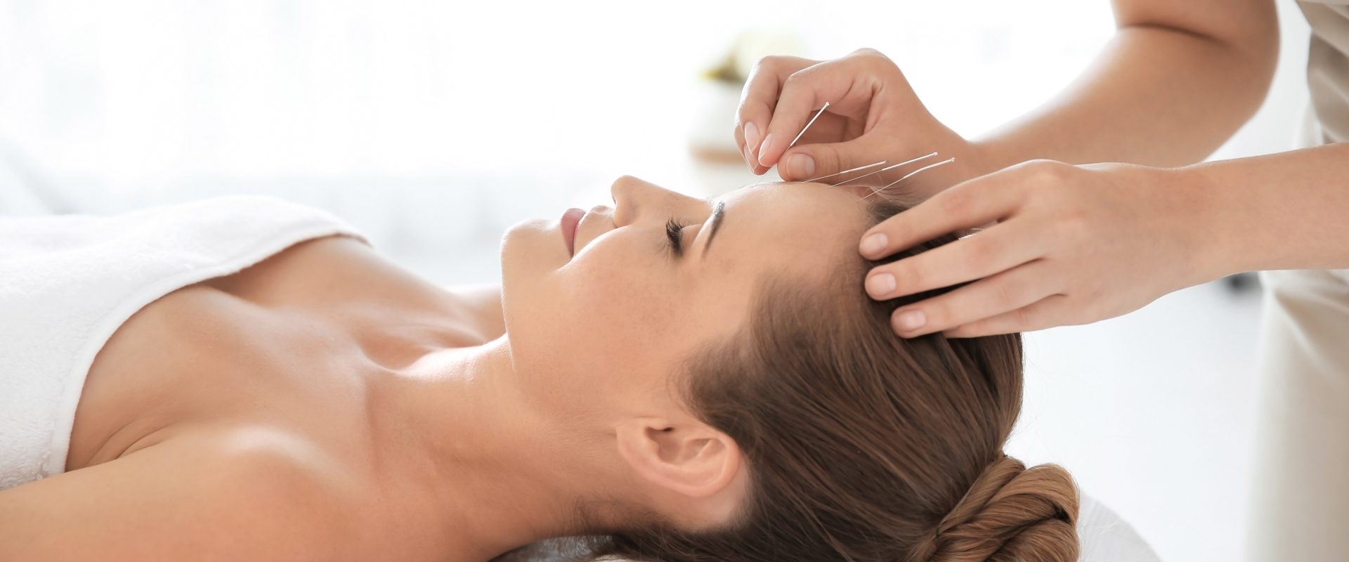 Akupunktura - co musisz o niej wiedzieć? Specjalistka medycyny chińskiej wykonuje zabieg akupunktury.