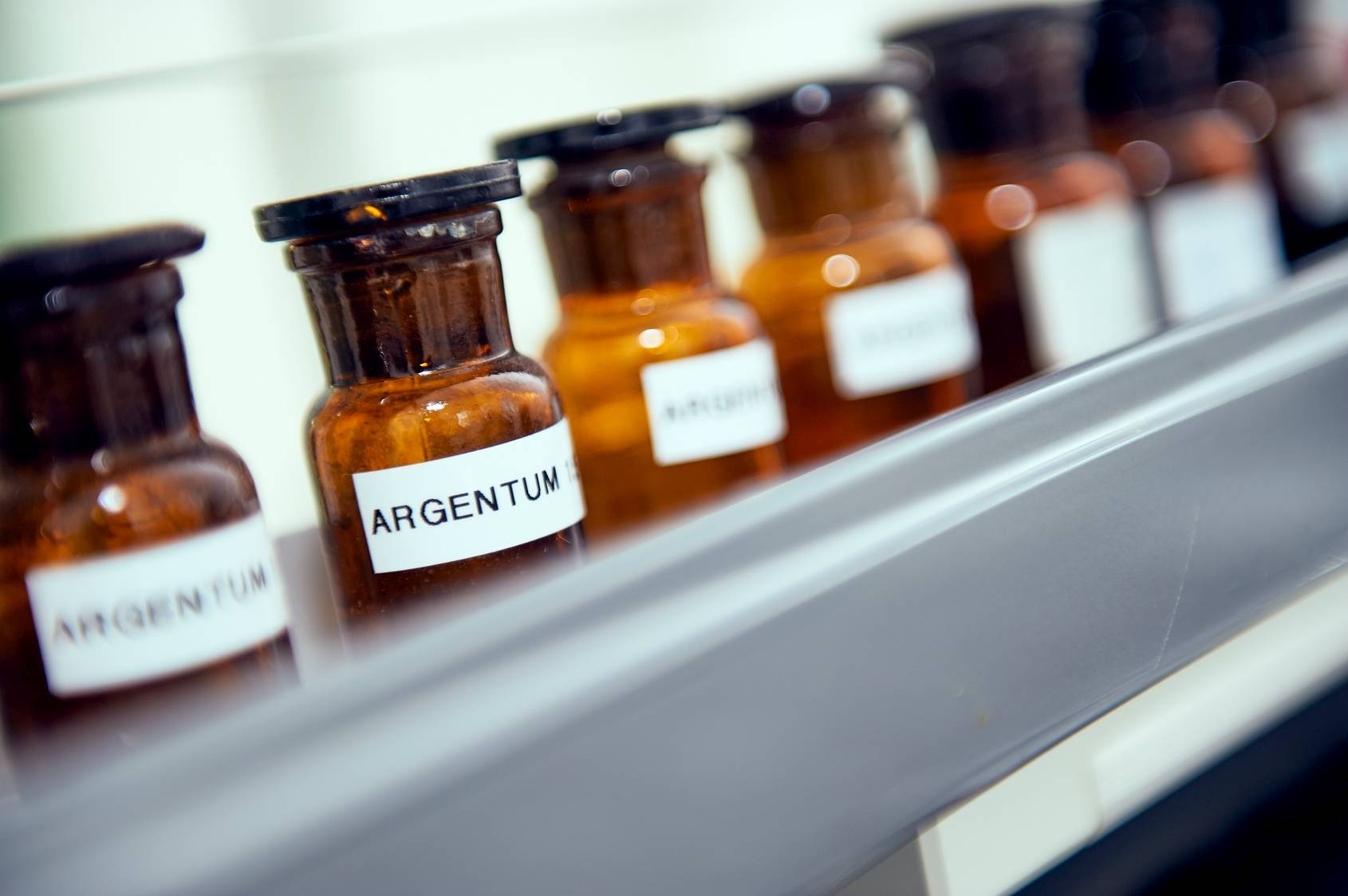 Srebro koloidalne może być niebezpieczne. Fiolki ze srebrem z napisem Argentum na półce sklepowej.