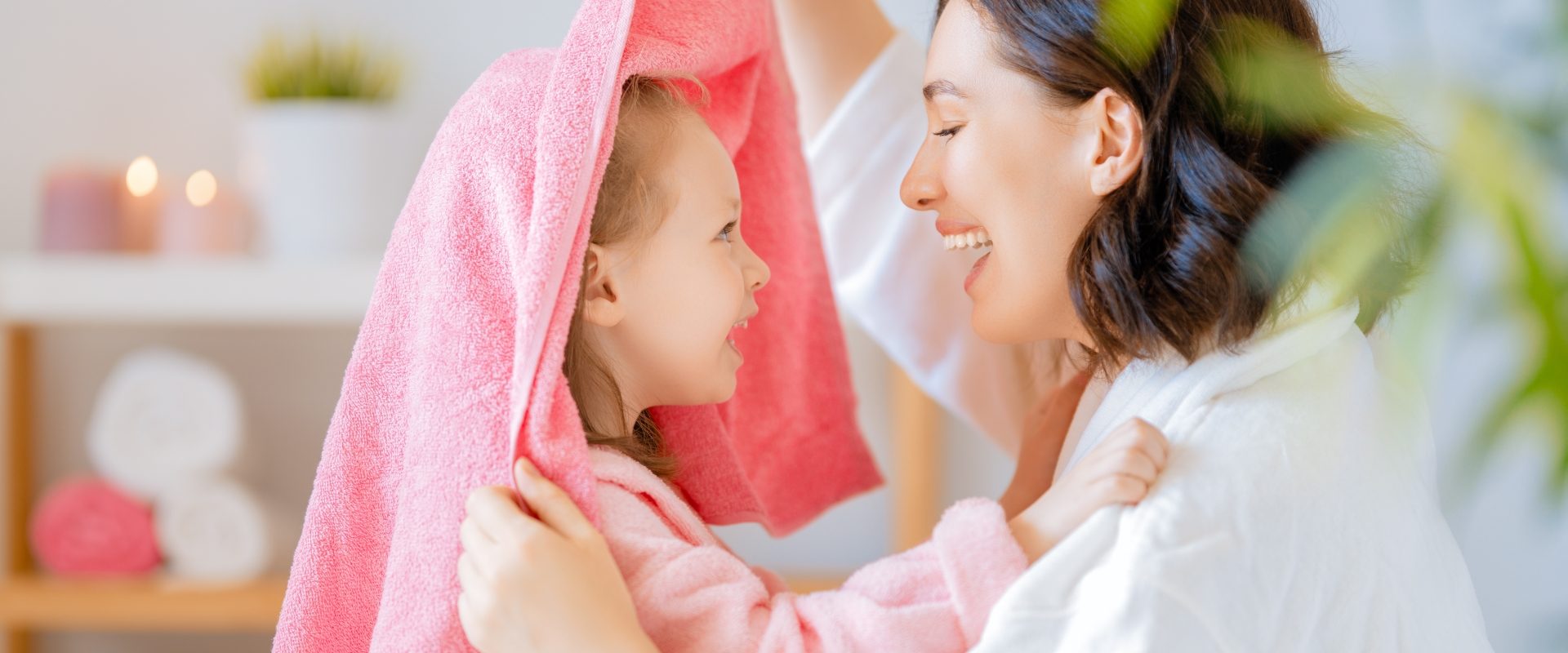 Atopowe zapalenie skóry - jak leczyć? Mama z córką podczas porannej pielęgnacji.