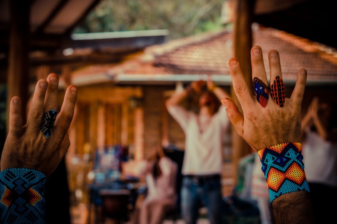 Rytuał ayahuasca - na czym polega, jak przebiega i czy jest bezpieczny? Uczestnicy rytuału zgromadzeni w wiosce indiańskiej w Brazylii w Ameryce Południowej.