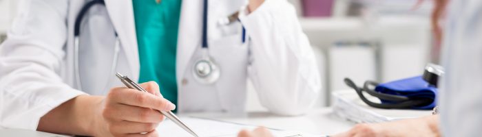 Badania profilaktyczne laboratoryjne - które warto robić co rok? Pacjentka konsultuje się z lekarką ws. wyników badań.