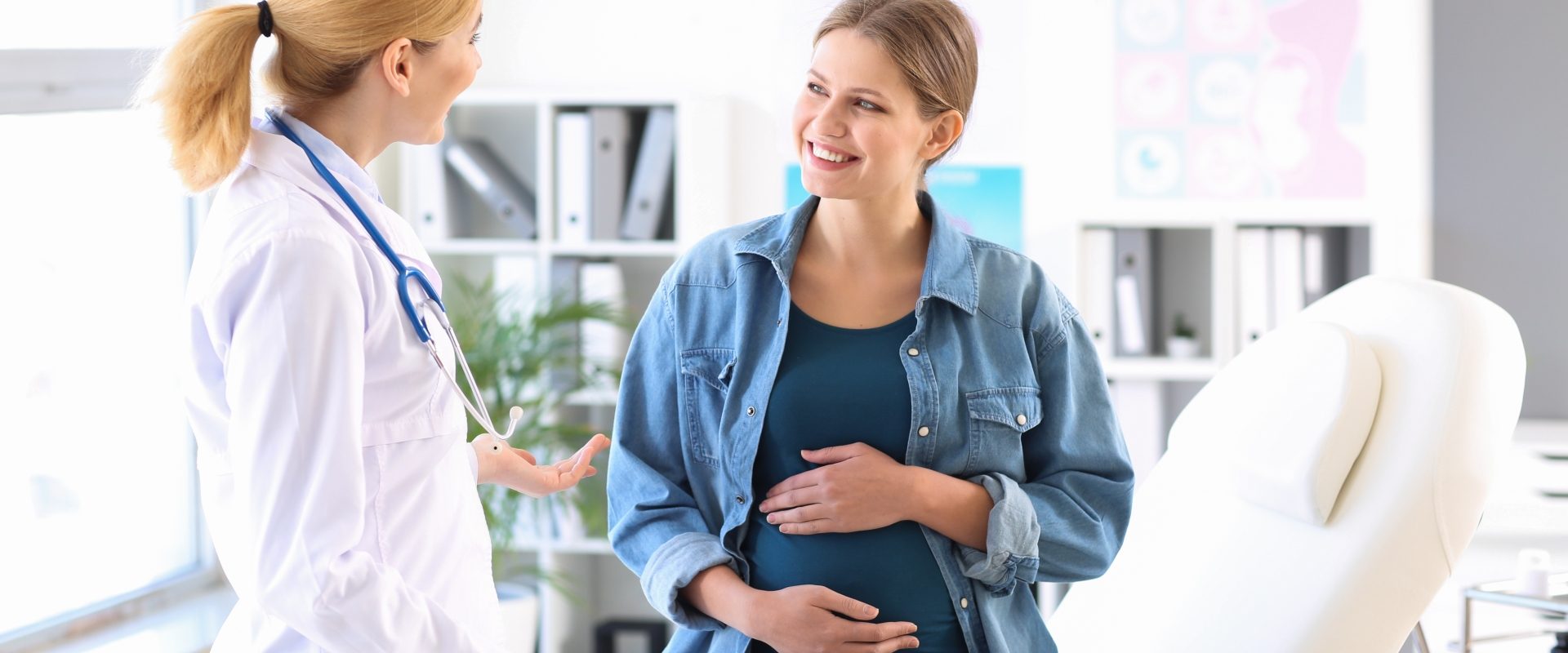 Badania prenatalne - co warto o nich wiedzieć? Kobieta w ciąży na wizycie lekarskiej u ginekologa.