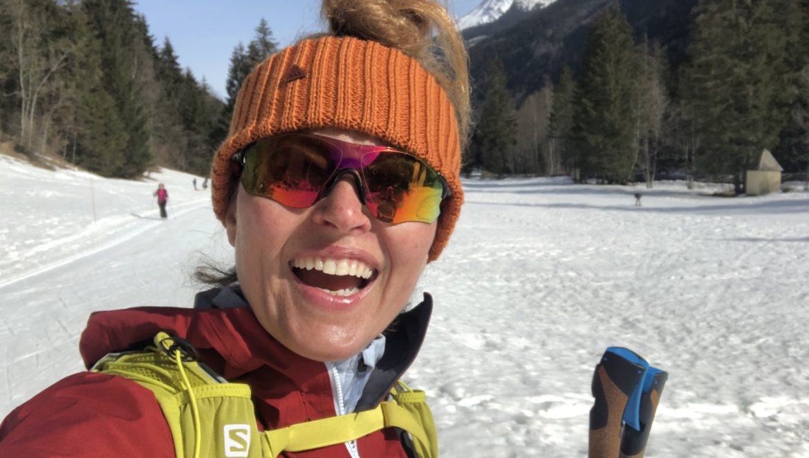 Narty biegowe - Beata Sadowska robi selfie na biegówkach w ośnieżonych górach. Podpowiada jak zacząć maszerować na biegówkach.