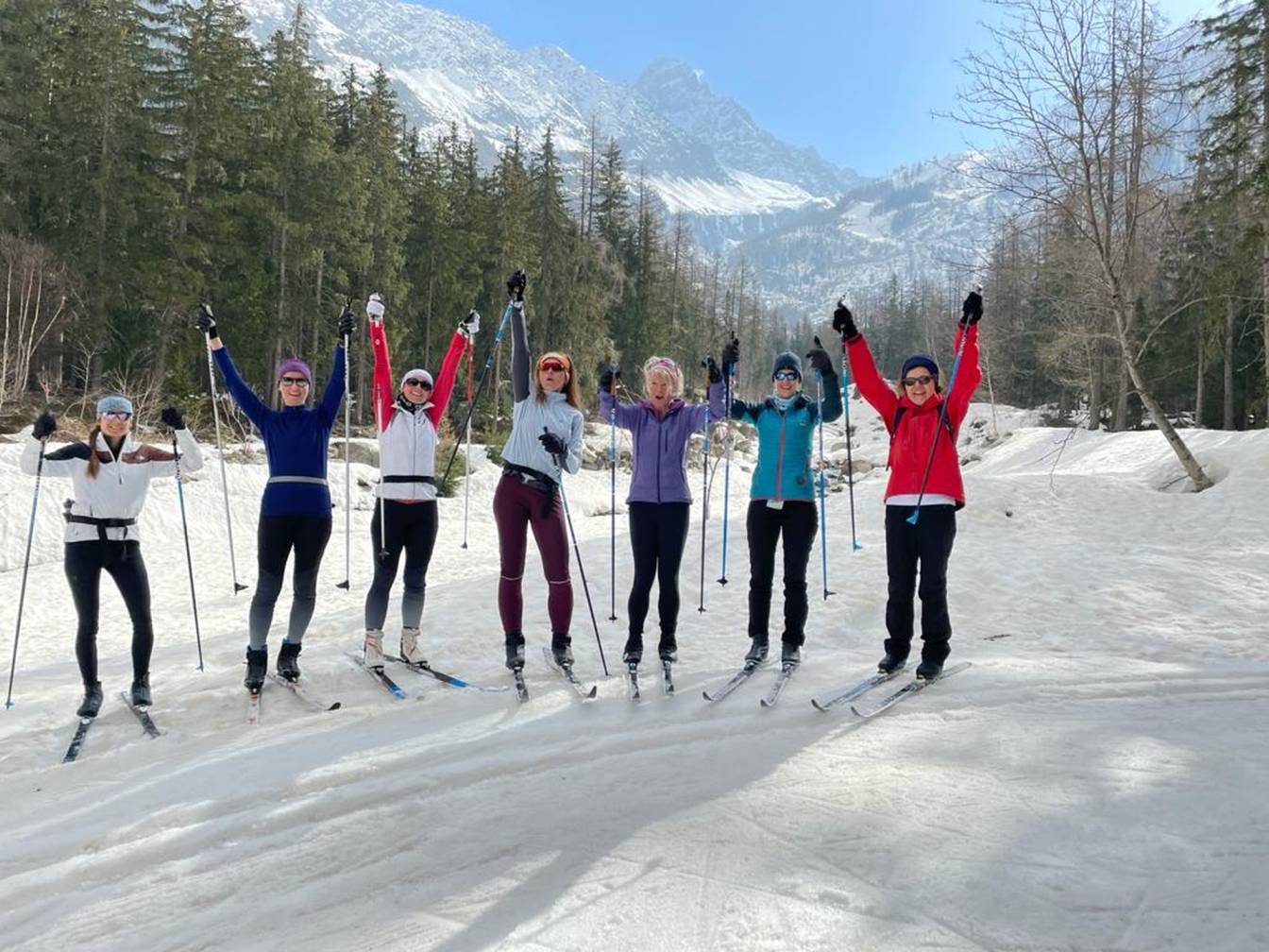 Beata Sadowska na nartach biegowych z grupą znajomych.