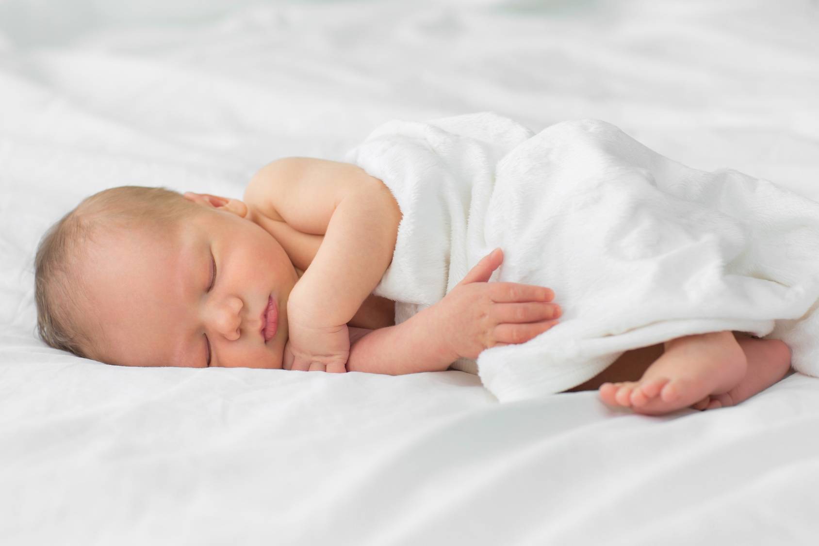 Biały szum pomaga noworodkom zasnąć. Czy jest bezpieczny?