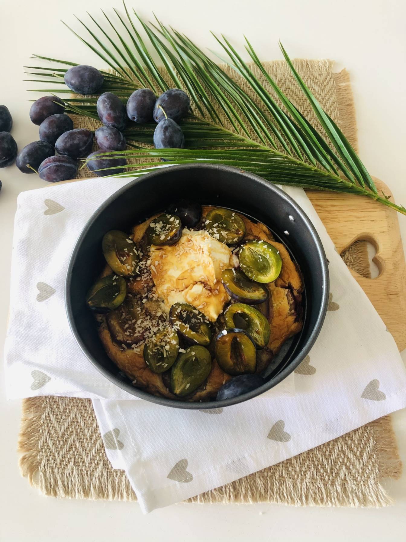 Amarantusowy biszkopt ze śliwką - przepis na śliwkowe śniadanie.