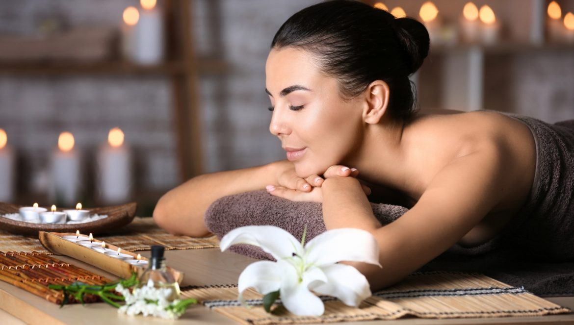 Borowina lecznicza - właściwości, zastosowanie w spa i w domu. Kobieta podczas zabiegu borowinowego w SPA.