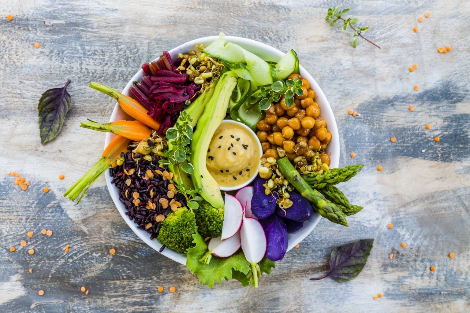 Jak uniknąć wczesnej menopauzy? Azjatycki bowl pełen warzyw i produktów zbożowych.