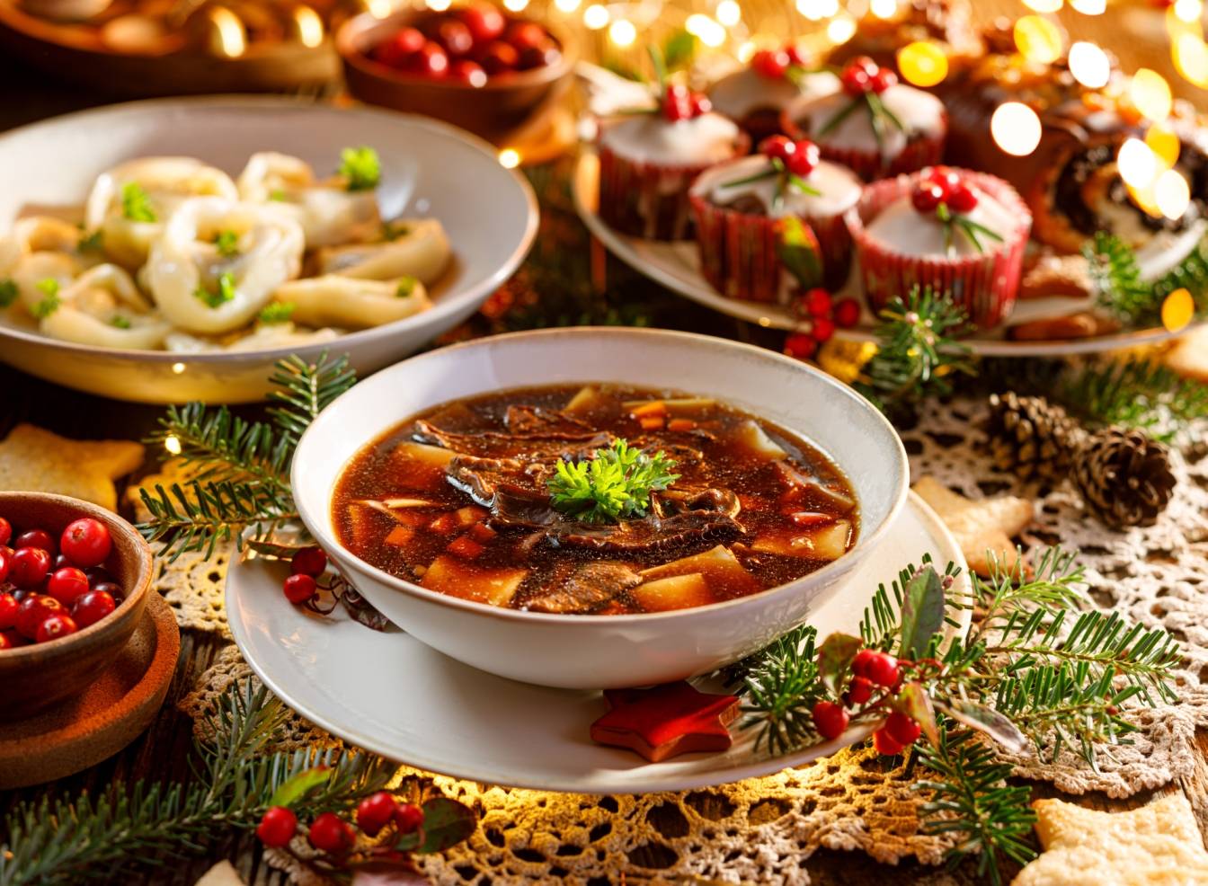 Potrawy wigilijne w Polsce - stół wigilijny zastawiony świątecznymi daniami, w tym zupą grzybową.