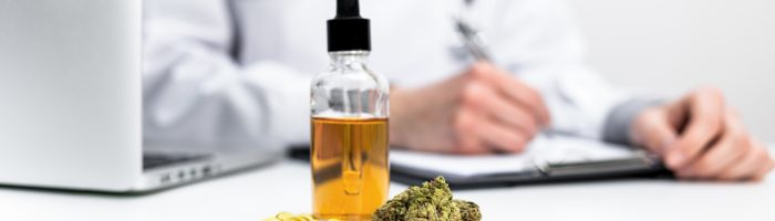 Medyczna marihuana - leczenie bólu i innych dolegliwości. Lekarz przepisuje pacjentowi olejek CBD i susz z medycznej marihuany.