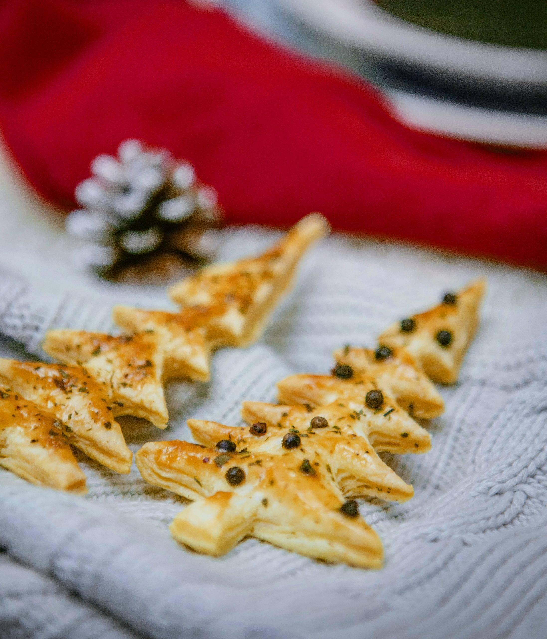 Choinki z ciasta francuskiego z parmezanem i mielonym kminkiem. Przepisy na Boże Narodzenie Agnieszki Żelazko.