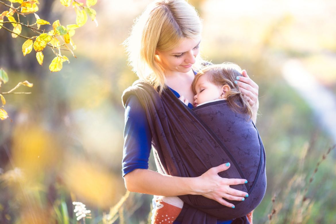 Noszenie dziecka w chuście - chusta do noszenia dziecka. Jakie są korzyści chustonoszenia?