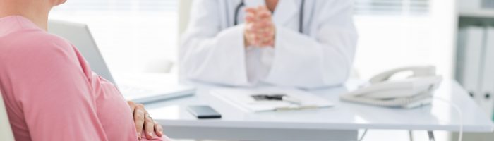 Chcesz zajść w ciążę? Sprawdź poziom TSH. Kobieta w ciąży na wizycie u lekarza. Jakie są normy TSH w ciąży i dla planujących ciążę?