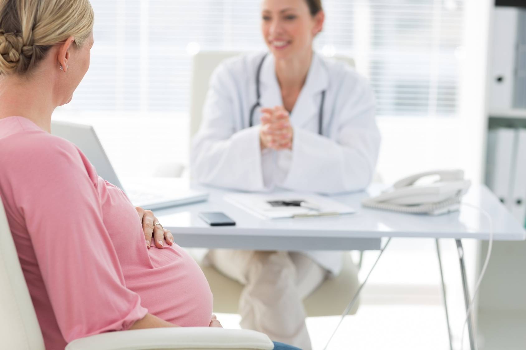 Chcesz zajść w ciążę? Sprawdź poziom TSH. Kobieta w ciąży na wizycie u lekarza. Jakie są normy TSH w ciąży i dla planujących ciążę?
