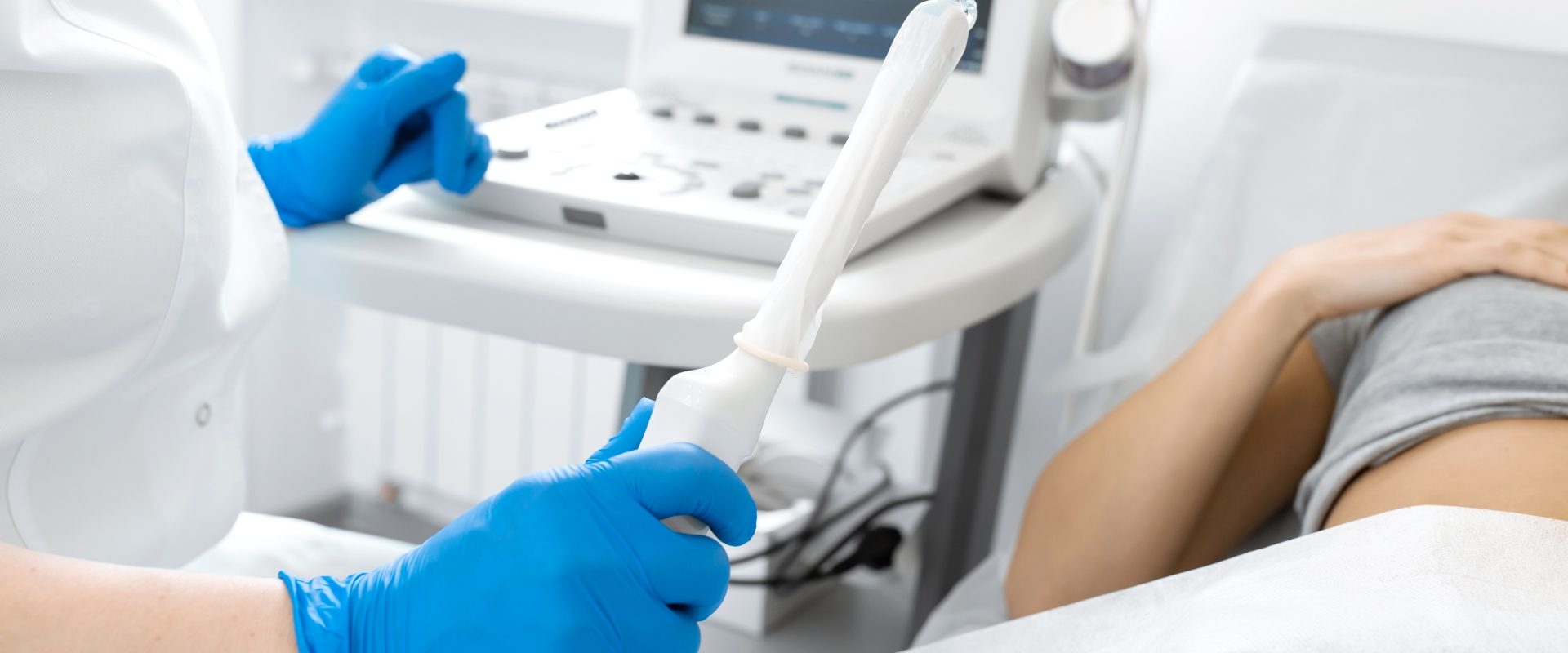 Ciąża pozamaciczna - jakie są jej przyczyny, objawy i jak ją leczyć? Kobieta na wizycie kontrolnej podczas USG ginekologicznego.