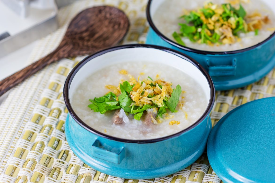 Congee - kleik ryżowy w niebieskim garnku. - przepisy i wartości odżywcze.