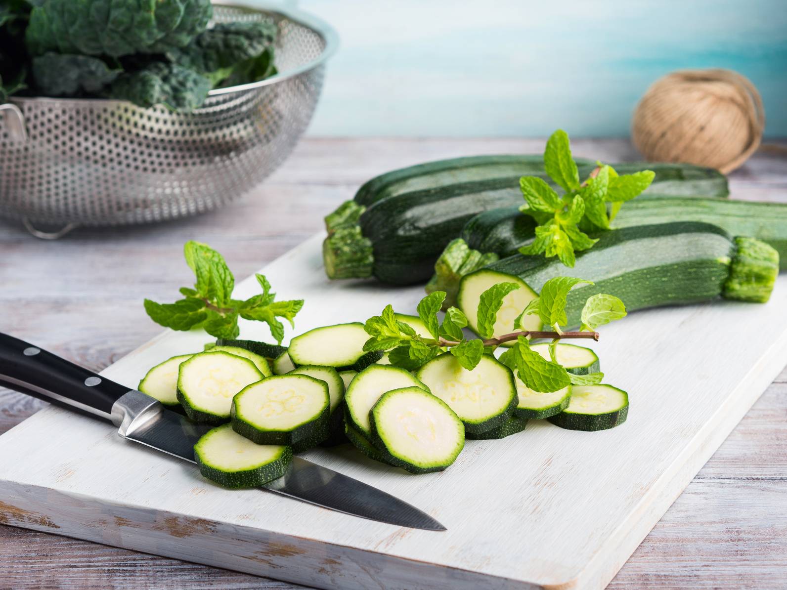 Cukinia pokrojona w plastry.