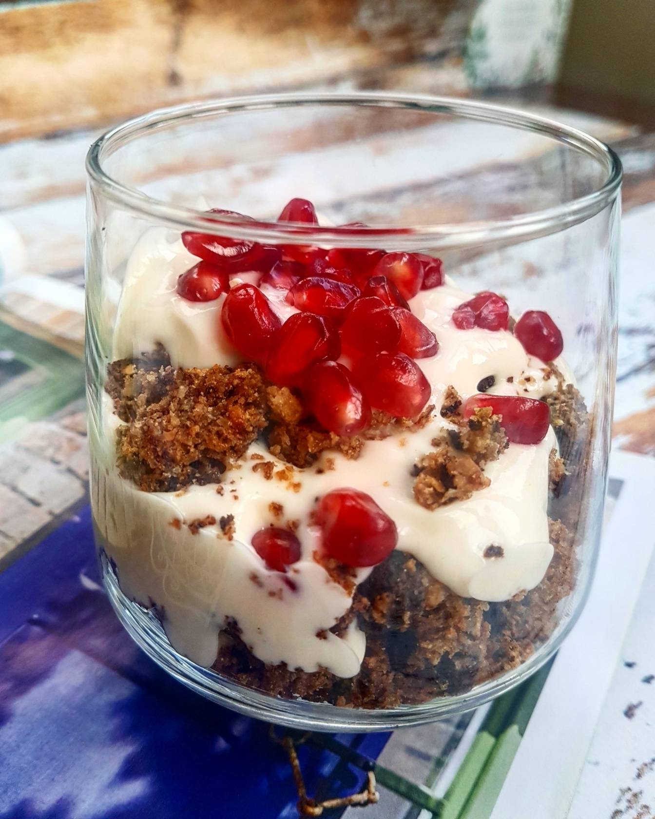 Cynamonowy deser z jogurtem i granatem. Przepisy z granatem Agnieszki Żelazko.