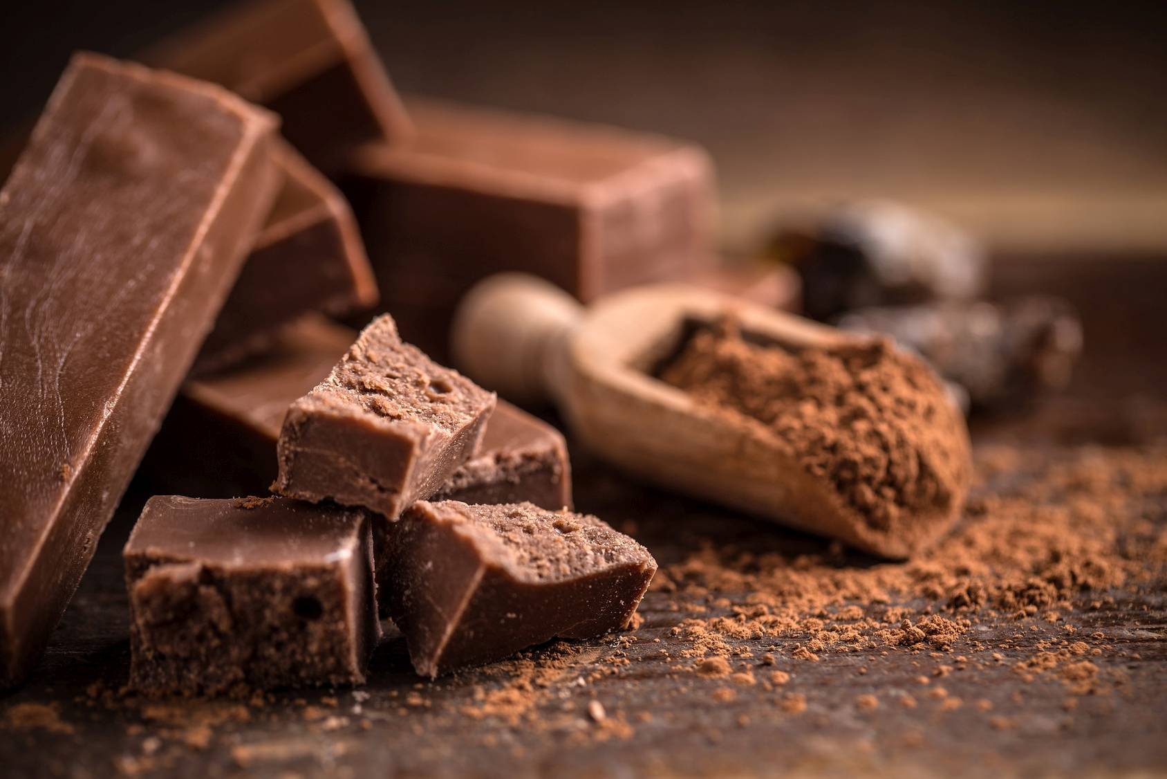 Czekolada dla zdrowia, urody i przyjemności - właściwości prozdrowotne. Kawałki czekolady i kakao.