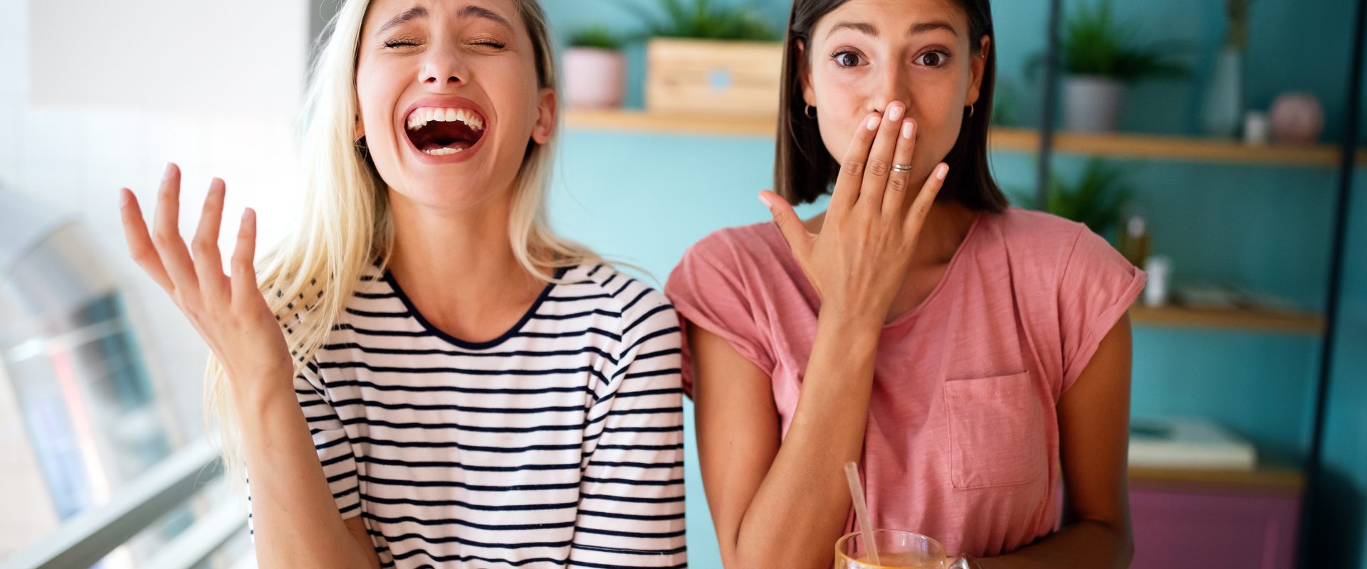 Czy można się śmiać, gdy spadają bomby? Psycholog Andrzej Tucholski odpowiada jak to możliwe, że w obliczu wojennej tragedii ludzie robią memy i nagrywają śmieszne filmiki. Dwie kobiety patrzą w obiektyw, jedna się śmieje, druga zasłania usta ze wstydu.