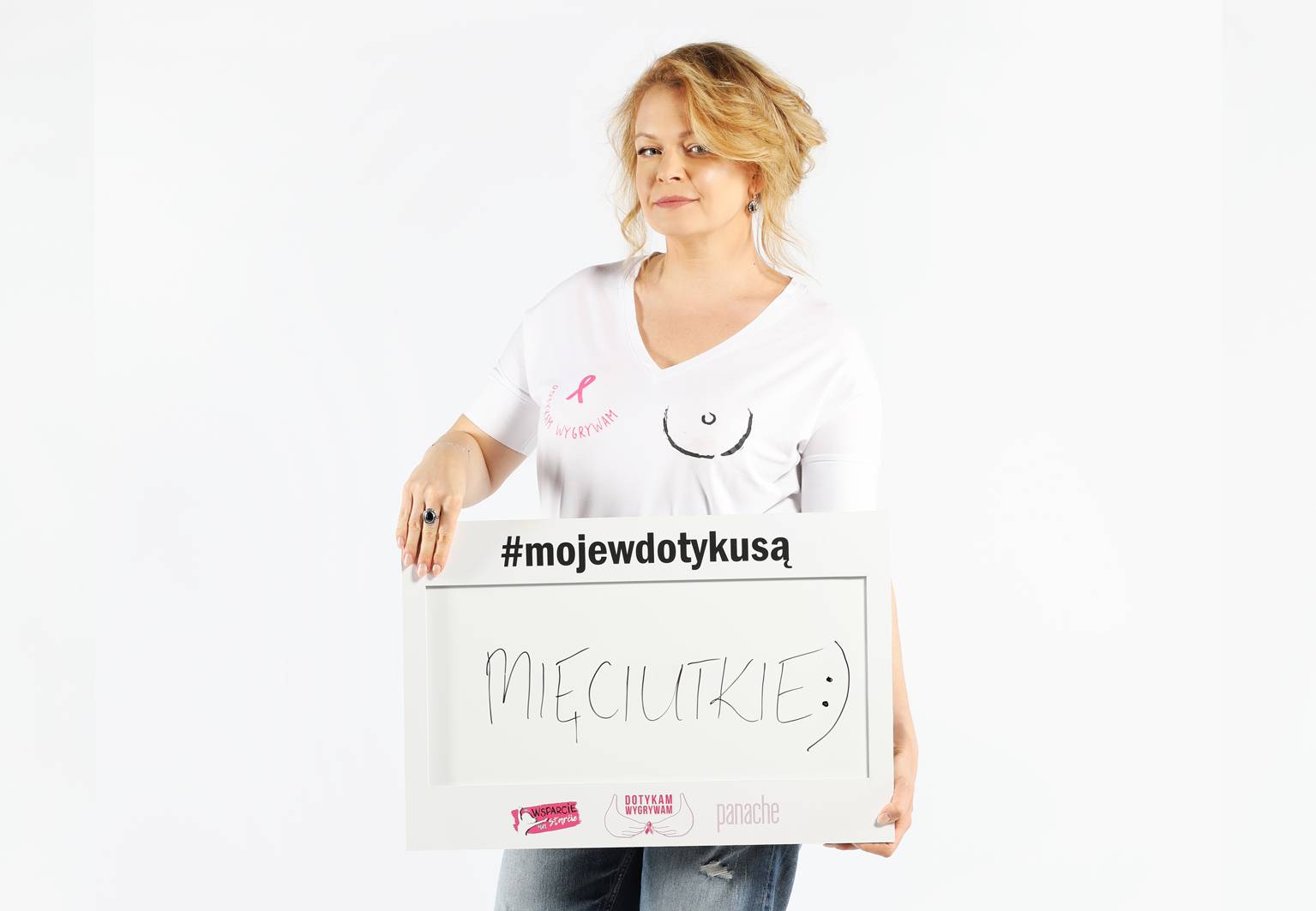Daria Widawska bierze udział w akcji Biustopozytywność - Dotykam Wygrywam dot. profilaktyki raka piersi.
