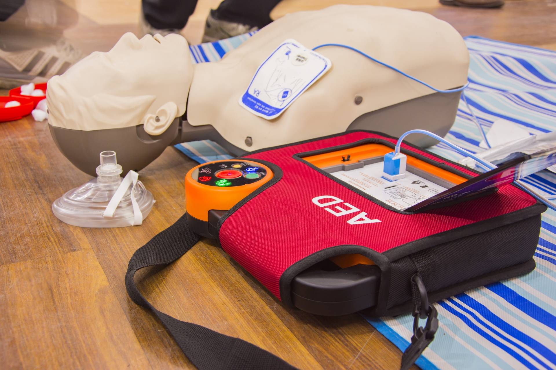 Kurs pierwszej pomocy - jak używać AED podczas resuscytacji i czym jest defibrylator?
