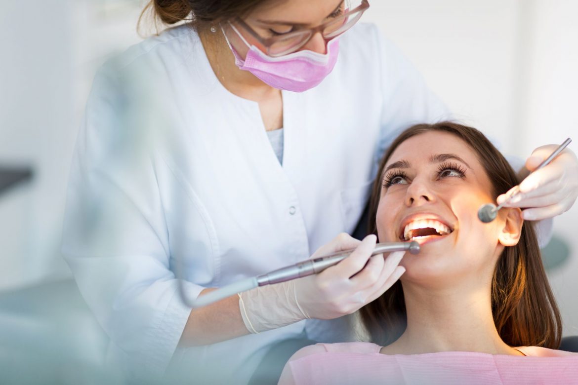 Dentysta w ciąży - wszystko co musisz wiedzieć o higienie jamy ustnej podczas ciąży. Kobieta podczas wizyty u stomatologa.