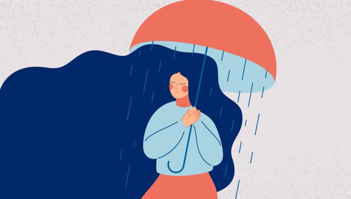 Depresja - objawy, przyczyny, leczenie. Jak leczyć depresję? Ilustracja - smutna kobieta w niebieskim swetrze i pomarańczowej spódnicy trzyma w ręku pomarańczowy parasol, spod której pada na nią deszcz.