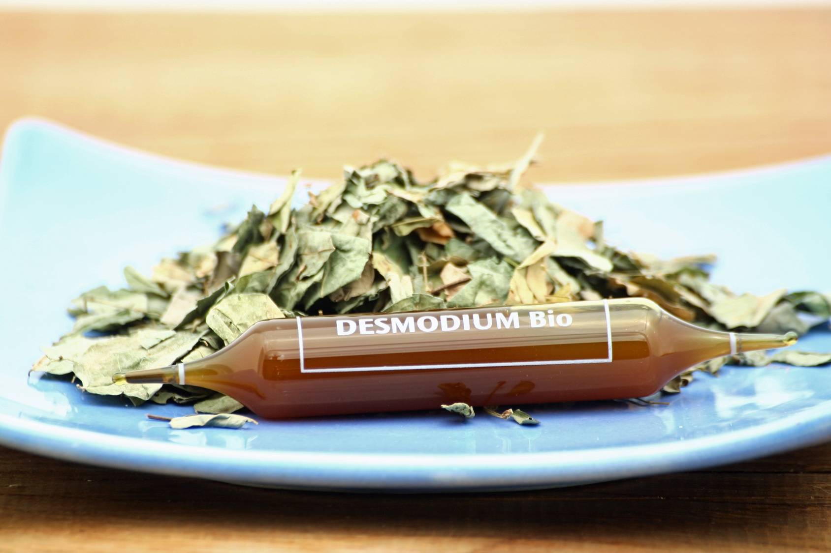 Desmodium adscendens - roślina lecznicza starożytnych Inków na wątrobę. Susz Manayupy na talerzu i gotowy preparat w opakowaniu.