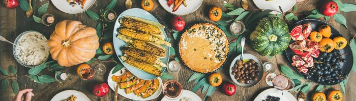 Dieta pięciu przemian - jak gotować wg zasady pięciu przemian? Jaka jest kolejność smaków dodawanych do przygotowywanych potraw? Przyjaciele jedzą przy wspólnym stole.