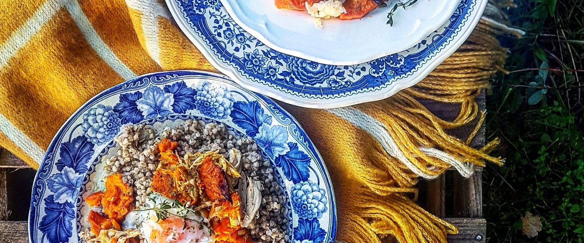 Dynia - przepisy z dyni Agnieszki Żelazko. Potrawy z dyni na ozdobnych talerzach w jesiennej scenerii.