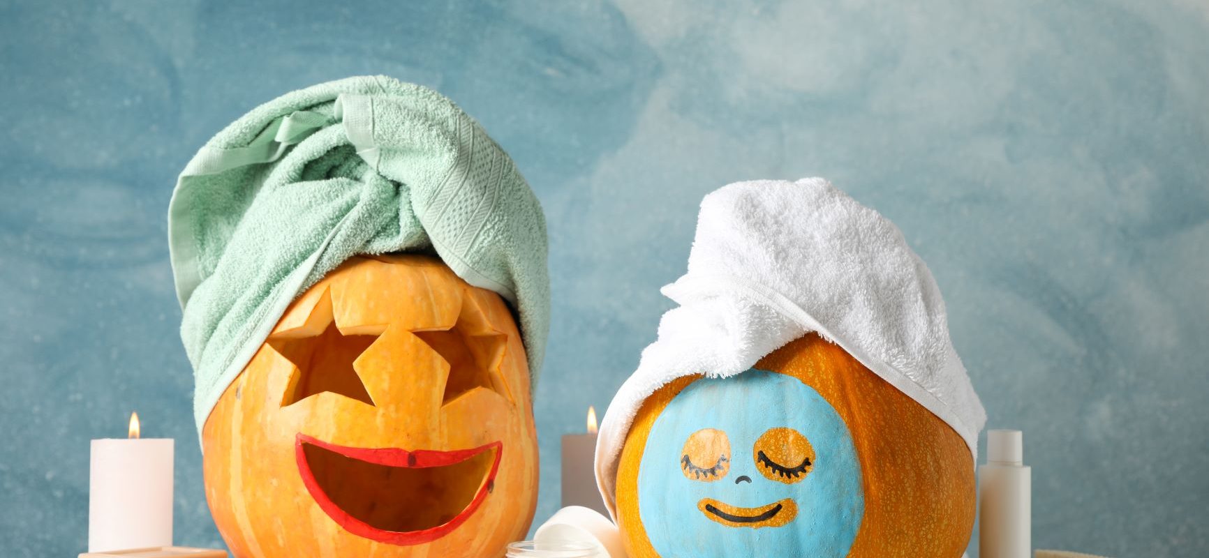 Domowe kosmetyki DIY z jesiennych owoców. Wydrążone dynie na Halloween w maseczkach na twarz i turbanach z ręczników.