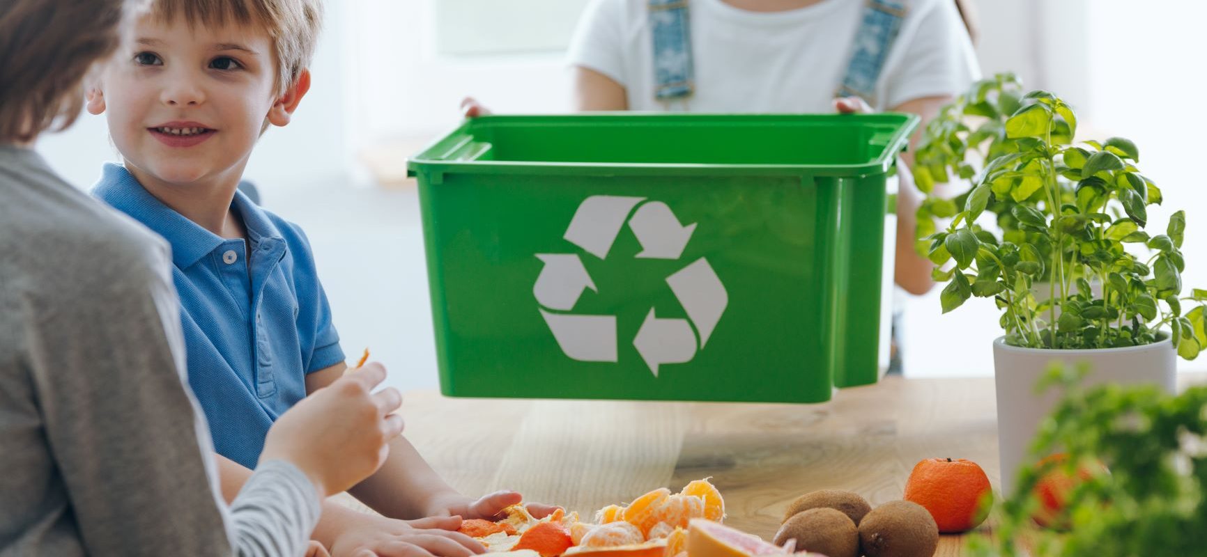 Po co i jak segregować śmieci? Na czym polega recykling i segregacja śmieci? Dzieci uczą się segregować śmieci.