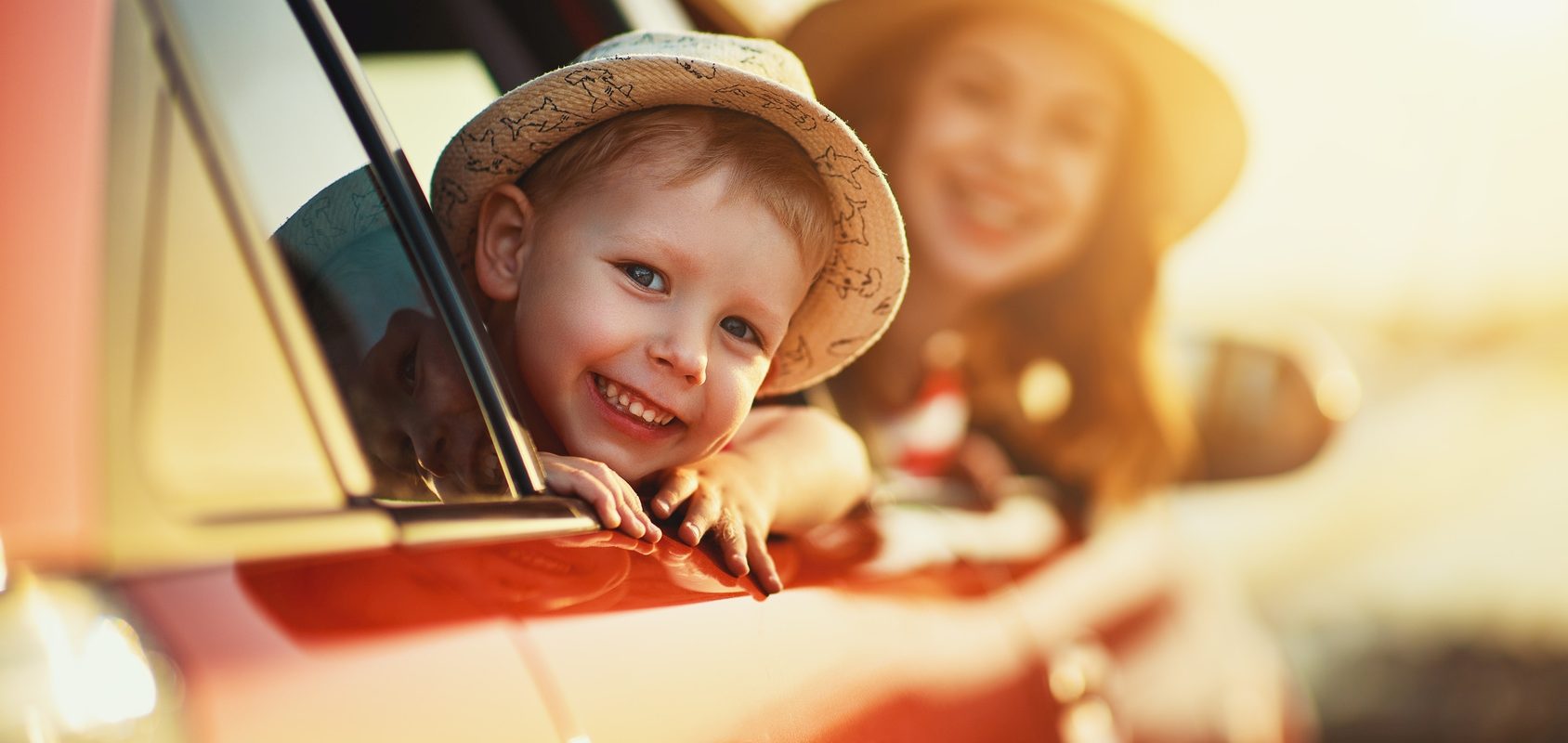 Jak bezpiecznie podróżować z dzieckiem w samochodzie?