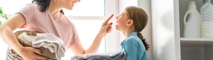 Jak prać ekologicznie? Jak zrobić ekologiczny proszek do prania, jak stosować orzechy piorące i ocet do płukania tkanin. Mama z córką robią pranie w domu.