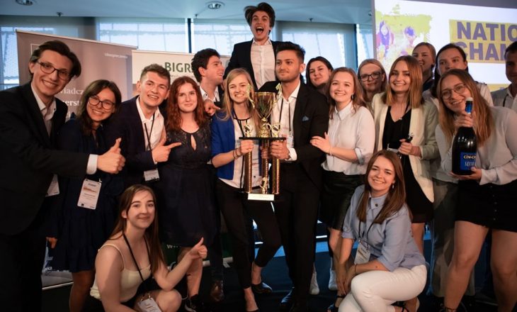 Studenci z zespołu Enactus z Poznania odkryli filtr do wody, który wychwytuje z niej szkodliwe substancje.