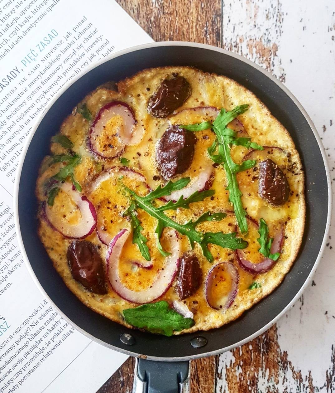 Frittata z kaszą jaglaną, oliwkami i cebulą. Kasza jaglana - przepisy Agnieszki Żelazko.