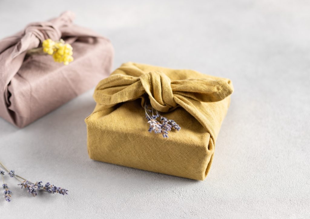 Furoshiki - japońska sztuka pakowania prezentów. Jak zapakować prezent ekologicznie opowiada Dorota Raulin ze Starej Torby.