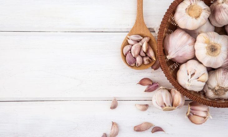 7 produktów, które wzmacniają jelita. Czosnek, jogurt, cykoria, kombucha, szparagi, cebula, kiszonki.