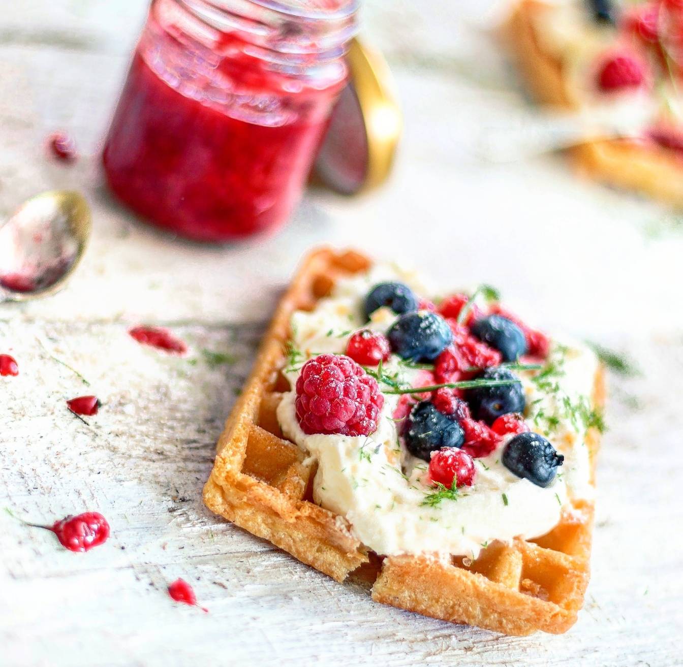 Gofry z domową śmietanką kokosową, jagodami i pudrem sosnowym - przepis z jagodami Agnieszki Żelazko.