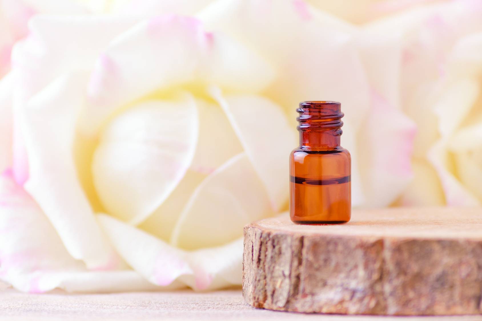 Hydrolaty - jak działają i jak je stosować?