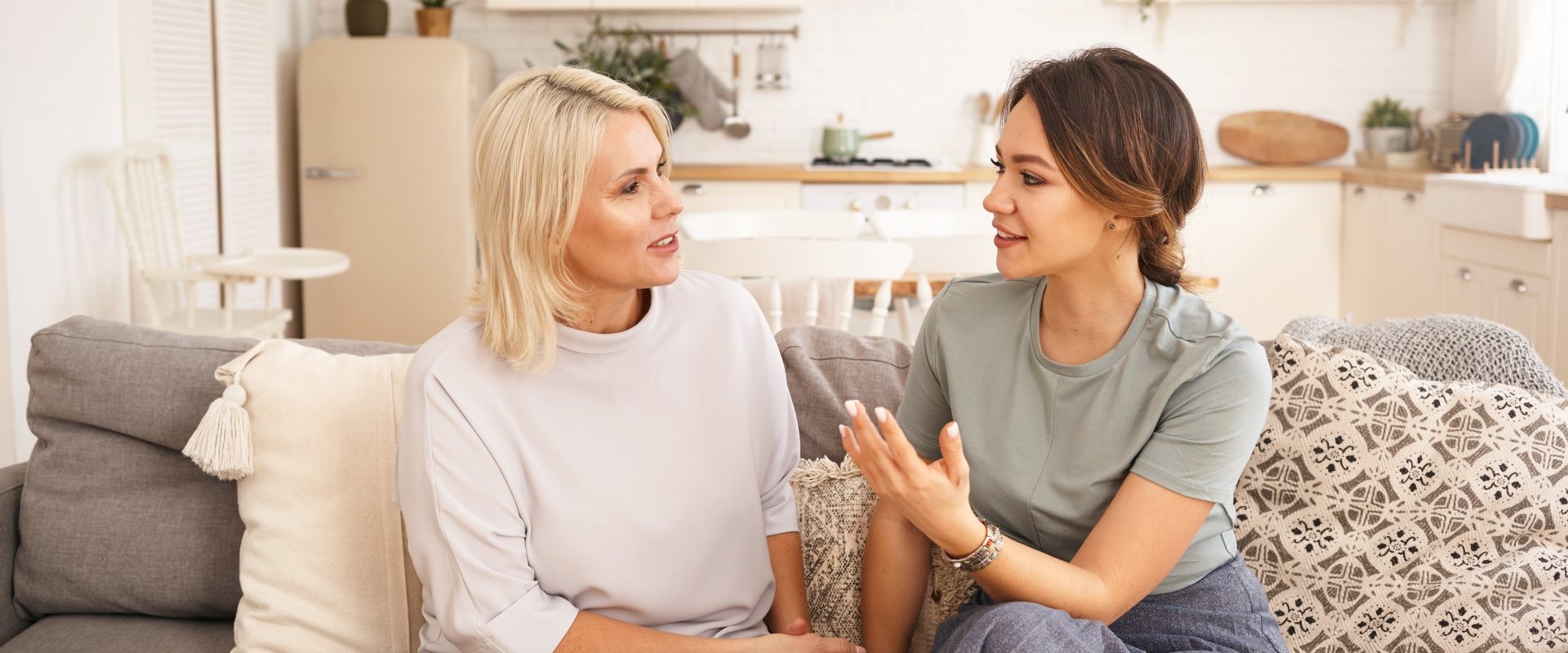 Inteligencja emocjonalna (EQ) - czym jest? Dwie kobiety siedzą na kanapie i rozmawiają.