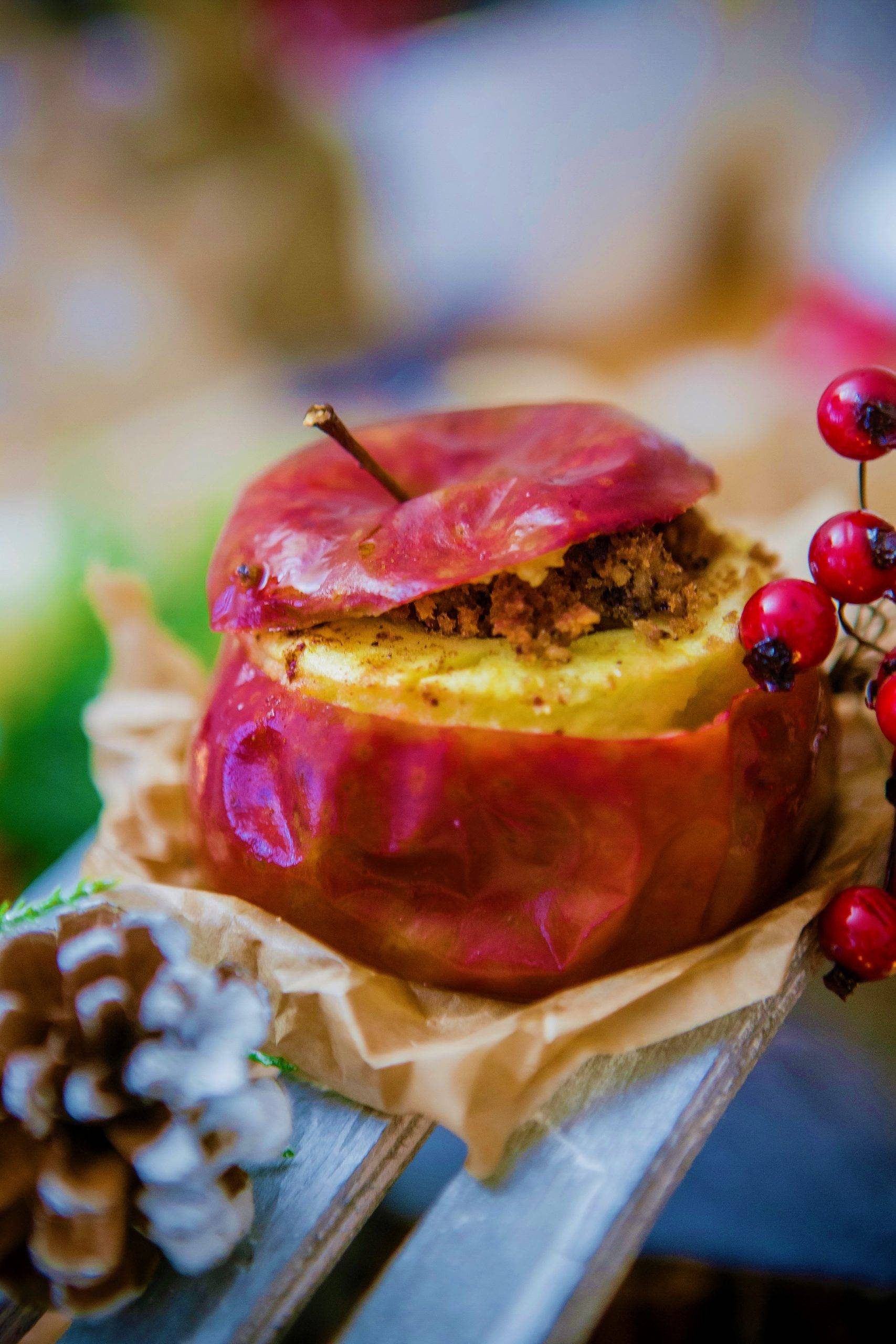 Jabłka zapiekane z advokatem i orzechową kruszonką. Przepisy na święta Agnieszki Żelazko.